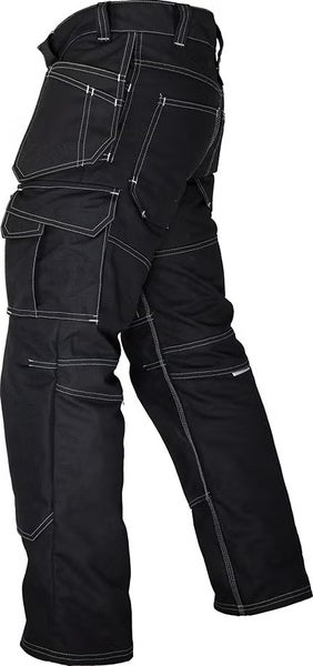 Schwarze Arbeitshose mit kontrastierenden Nähten, mehreren Taschen und Knieverstärkungen.