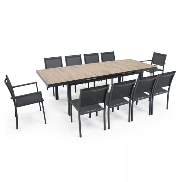 Gartenmöbel-Set bestehend aus einem rechteckigen Tisch in Holzoptik und zehn Stapelstühlen mit Armlehnen in Schwarz.