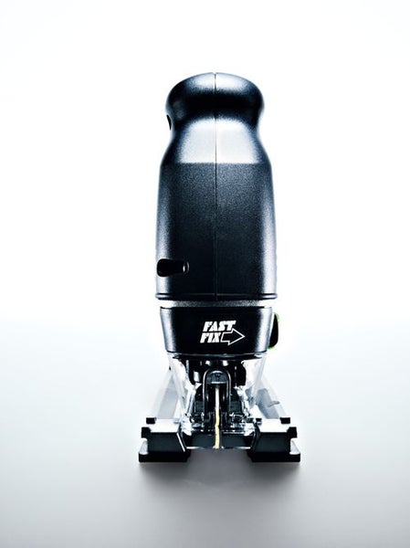 Eine Person schneidet mit einer Festool Stichsäge über Kopf ein kreisförmiges Loch in eine Holzdecke.