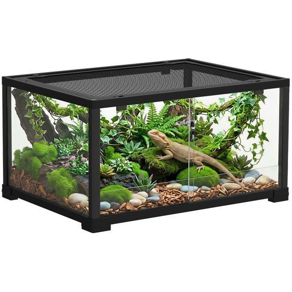 Glasterrarium mit schwarzem Rahmen, Gitterdeckel und Schiebetüren, eingerichtet mit Pflanzen, Rindenmulch und einer Bartagame.
