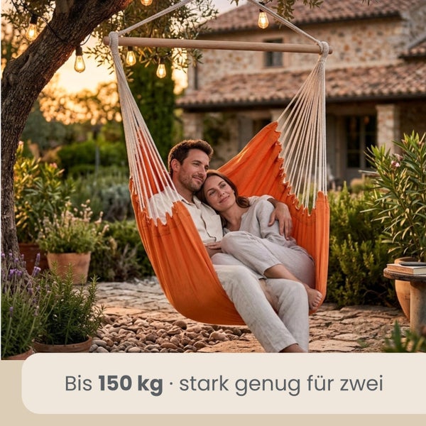 Paar in einem orangefarbenen Hängesessel im Garten am Abend, belastbar bis 150 Kilogramm, stark genug für zwei Personen.