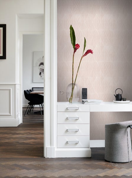 Heller Raum mit geometrischer Tapete, Schreibtisch und Dekorationen