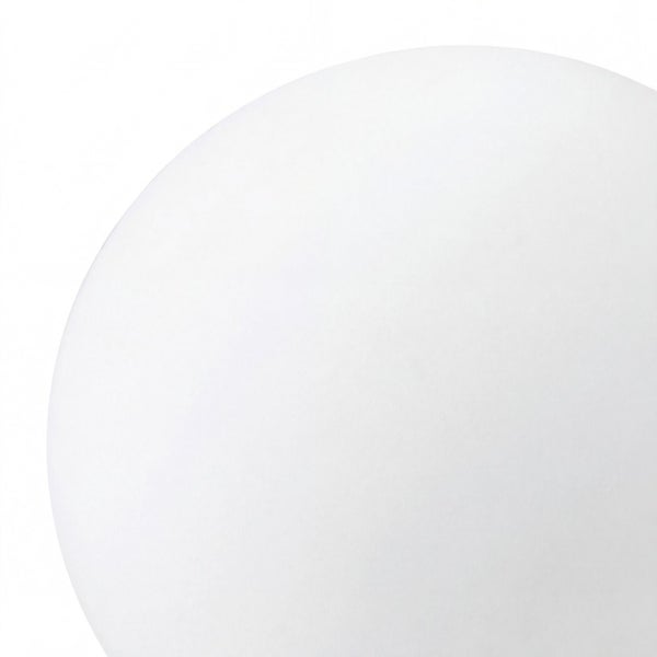 Weiße, kugelförmige Leuchte in Nahaufnahme.