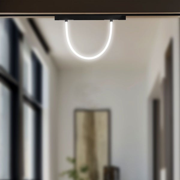 Deckenleuchte mit gebogenem LED Lichtelement in einem Flur