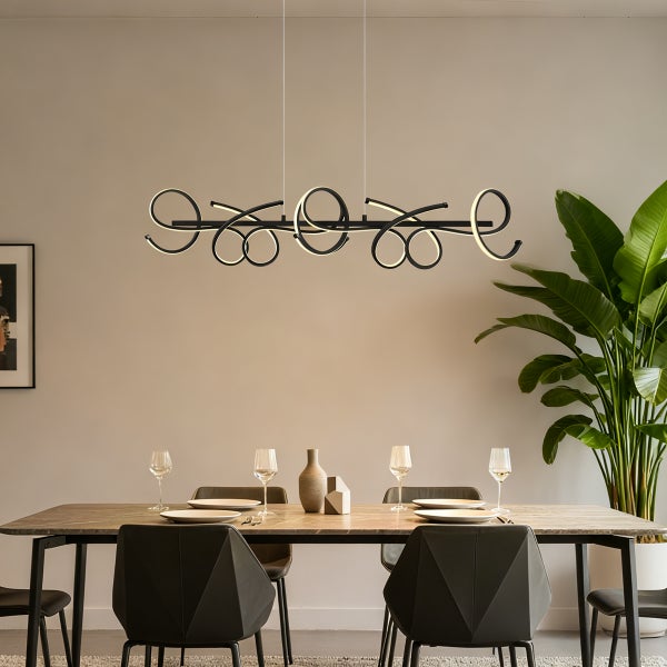 Esszimmer mit Esstisch, Stühlen und einer modernen, geschwungenen LED-Hängeleuchte.