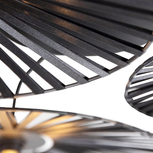 Nahaufnahme einer schwarzen Deckenleuchte aus Metall mit fächerförmigen Lamellen im modernen Design.