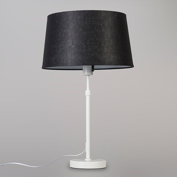 Tischleuchte mit schwarzem Stoffschirm und weißem Fuß