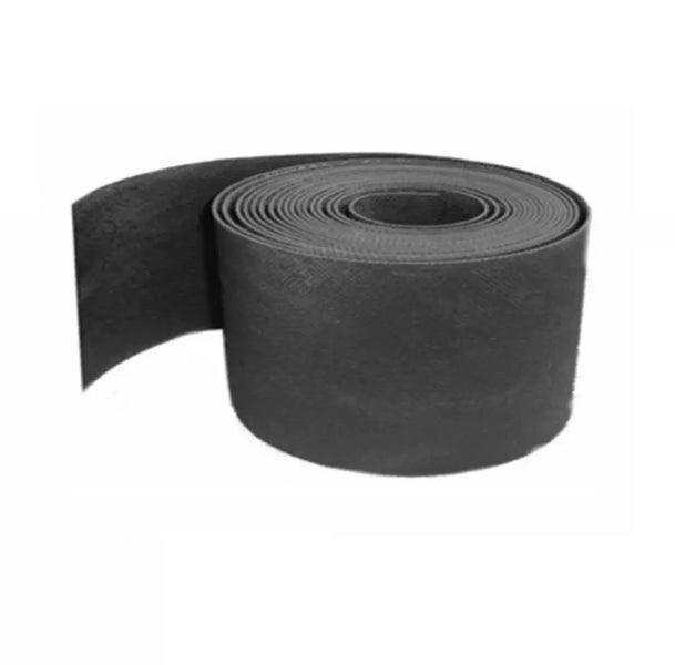 Schwarze Rasenkante aus Kunststoff auf einer Rolle.