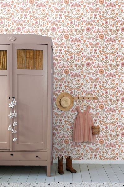 Einrichtungsidee mit Tapete mit floralen Motiven und Schmetterlingen, Kleiderschrank und Dekorationen