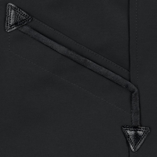 Detailansicht einer verstärkten Taschenöffnung mit dreieckigen Besätzen und Ziernähten an einer schwarzen Arbeitsjacke.