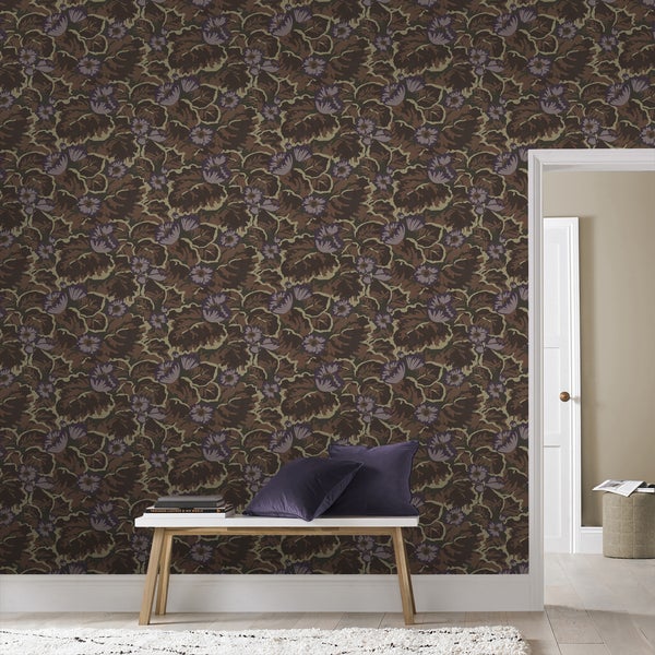 Raumansicht mit floral gemusterter Tapete in Braun- und Lilatönen