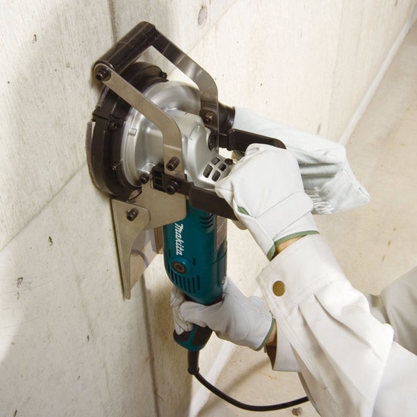 Makita Betonschleifer bei der Bearbeitung einer Betonwand.