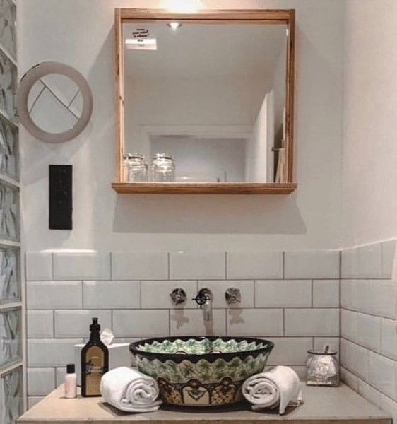 Badezimmerwaschtisch mit verzierter Waschschüssel, Spiegel und Armaturen