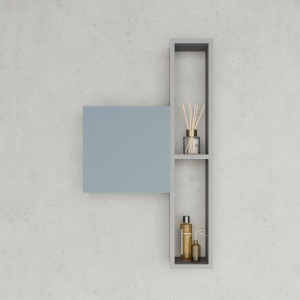 Wandregal mit Dekorationsartikeln an einer Wand