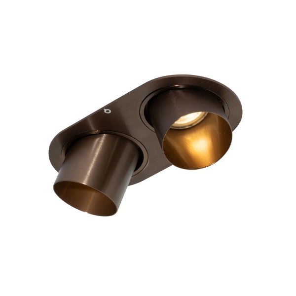 Zweiflammiger Deckenstrahler aus gebürstetem Metall in Bronze-Optik mit verstellbaren zylindrischen Spotköpfen.
