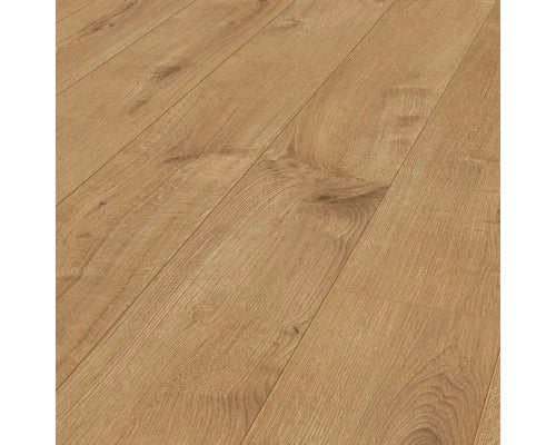 Heller Raum mit Esstisch und Holzboden