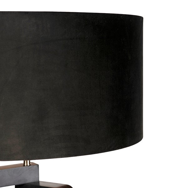 Detailaufnahme einer Tischleuchte mit schwarzem Lampenschirm