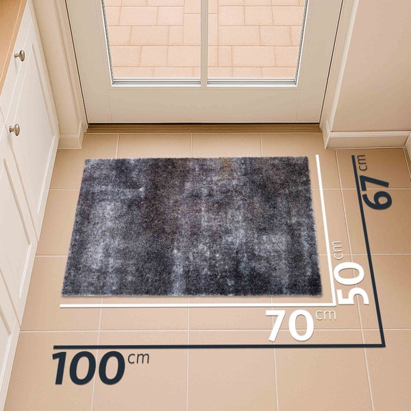 Schmutzfangmatte mit den Maßen 100 cm x 67 cm vor einer Tür