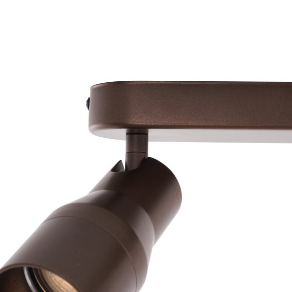 Nahaufnahme einer braunen Deckenleuchte mit schwenkbarem Spot