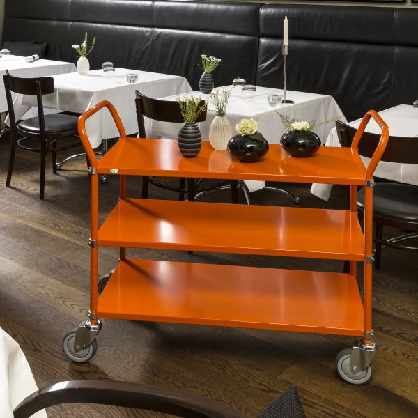 Servierwagen mit drei Etagen in einem Restaurant.