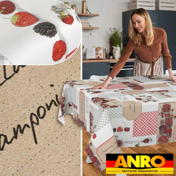 Abwaschbare Tischdecke mit Beerenmotiven, Marmeladengläsern und Karomuster in einer hellen Küche. Detailansicht der Struktur. ANRO Logo.