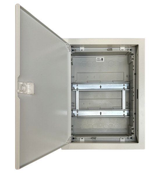 Offener Verteilerkasten mit zwei Hutschienen und geöffneter Tür für die Elektroinstallation.