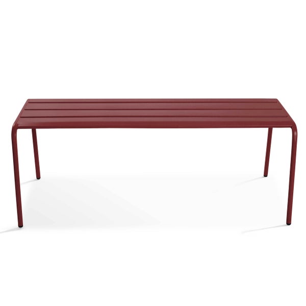 Gartenbank ohne Rückenlehne aus Metall in Rot mit Sitzfläche aus Latten.