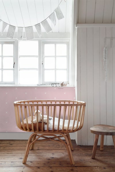 Helles Zimmer mit Babywiege aus Rattan, Dekoration und Hocker