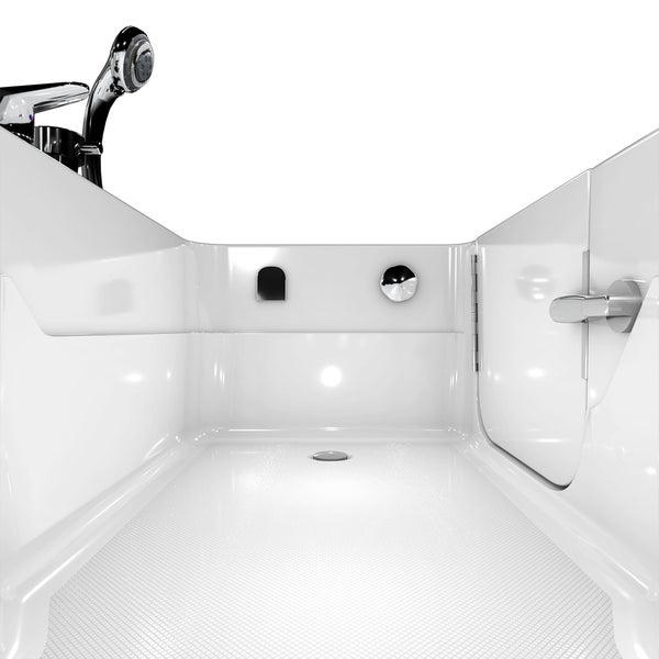 Begehbare Badewanne mit Armatur und Duschkopf