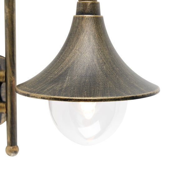 Außenwandleuchte mit kegelförmigem Metallschirm im Antik-Stil und klarer Glaskugel.