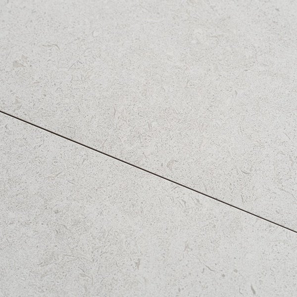 Feinsteinzeug Fliese in Steinoptik mit feiner Oberflächenstruktur.