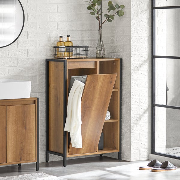 Badezimmer Szene mit Holzschrank mit Kipptür, Regal und dekorativen Elementen.