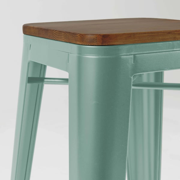 Nahaufnahme eines Barhockers aus Metall in Grün mit einer Sitzfläche aus Massivholz.