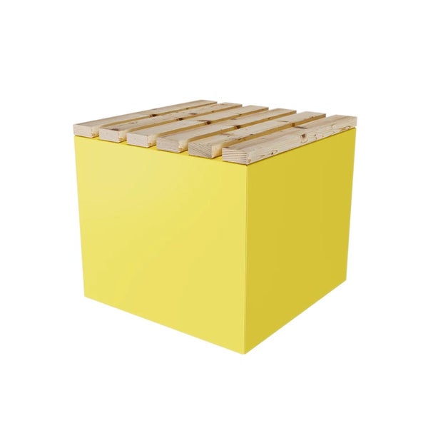 Gelber würfelförmiger Hocker mit einer Sitzfläche aus hellen Holzlatten.