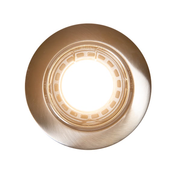 Runder LED-Einbaustrahler aus gebürstetem Metall mit eingeschalteter Lichtquelle.