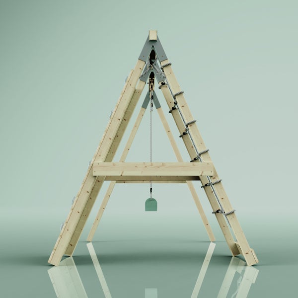 Klettergerüst aus Holz in A-Form mit Kletterwand, Strickleiter und Seilzug.