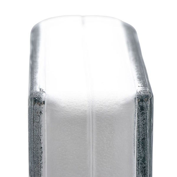 Detailansicht einer Glasdose gefüllt mit Badesalz