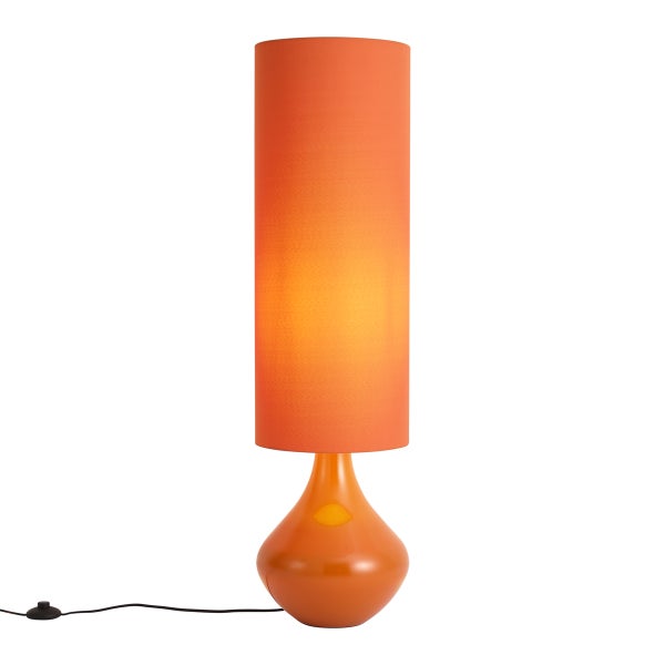 Retro-Tischleuchte in Orange mit einem hohen, zylindrischen Stoffschirm, einem tropfenförmigen Keramikfuß und einem Netzkabel mit Schalter.