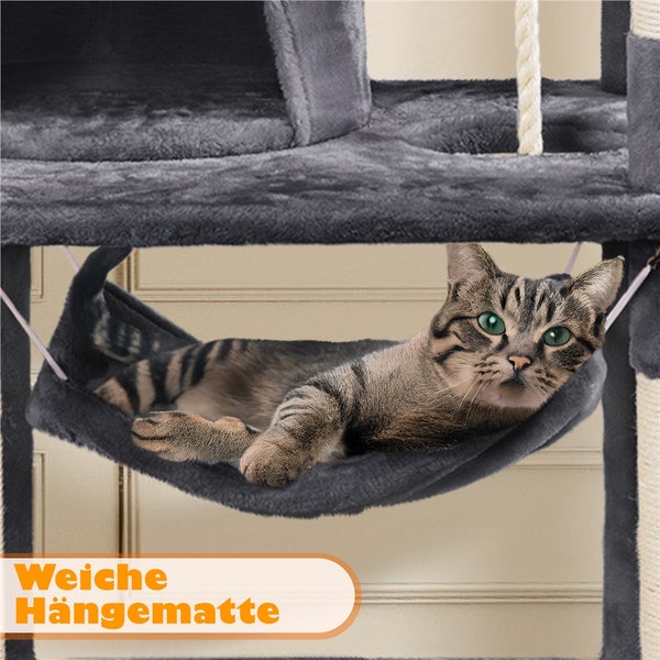 Katze ruht in einer Hängematte an einem Katzenbaum