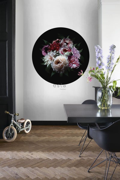 Dekorative Wandgestaltung mit Blumenmotiv und Esstisch im Interieur