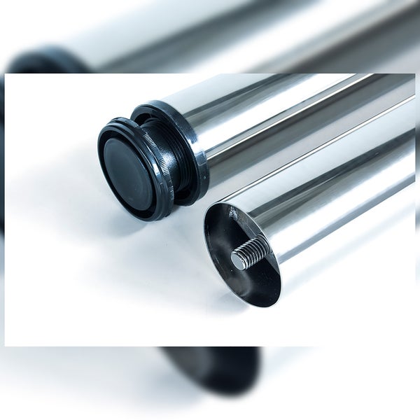 Zwei runde Tischbeine aus Metall mit verstellbarem Fußteil und Gewindestange zur Montage