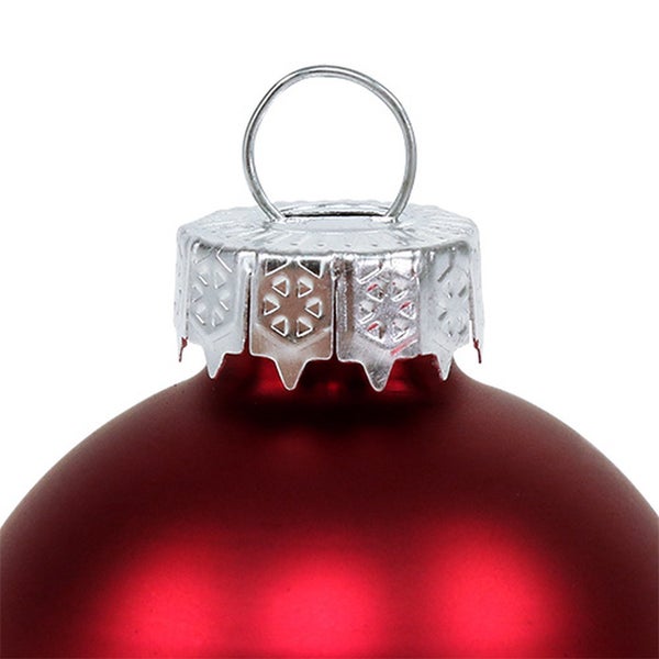 Detailaufnahme einer roten Weihnachtskugel mit Aufhänger