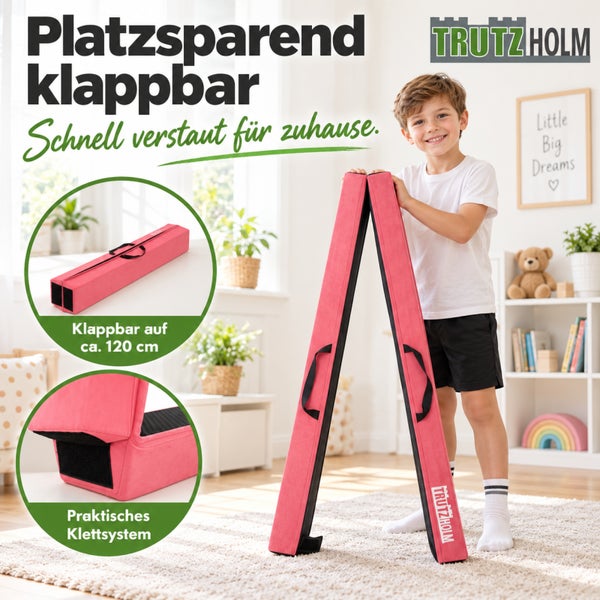 Kind hält klappbare Turnmatte von Trutzholm, platzsparend zusammenlegbar auf 120 Zentimeter mit praktischem Klettsystem für das Kinderzimmer.
