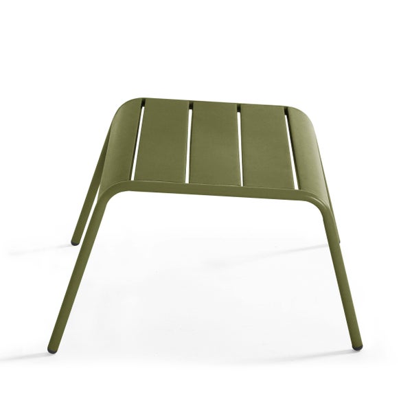 Olivgrüner Gartenhocker aus Metall mit Lattenoberfläche.