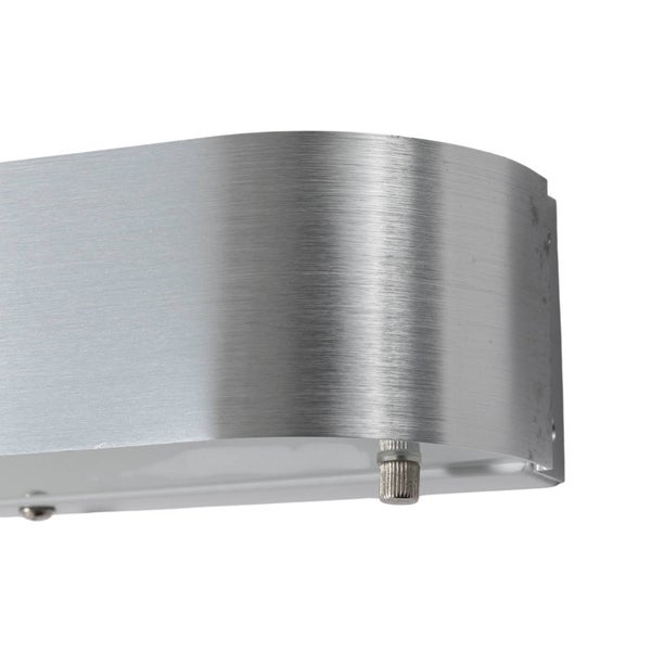 Detailaufnahme einer silberfarbenen Wandleuchte aus Metall