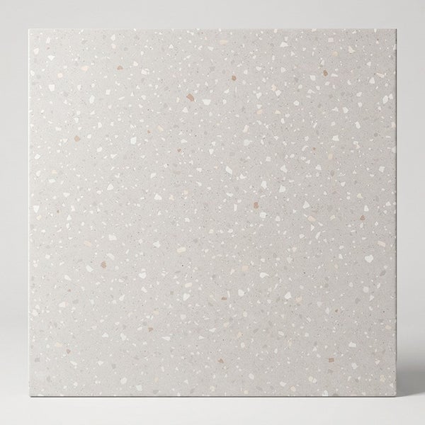 Quadratische Fliese in Terrazzo Optik mit feiner Körnung für Wand und Bodenbeläge.