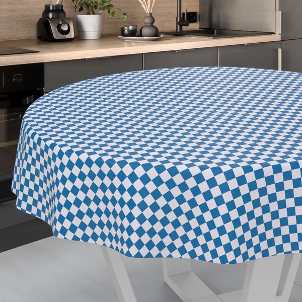 Runde Tischdecke mit blau-weißem Karomuster auf einem Tisch in einer hellen, organisierten Küche mit dunklen Unterschränken.