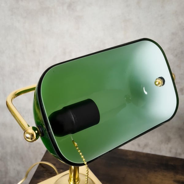Grüne Schreibtischlampe mit goldfarbenem Gestell