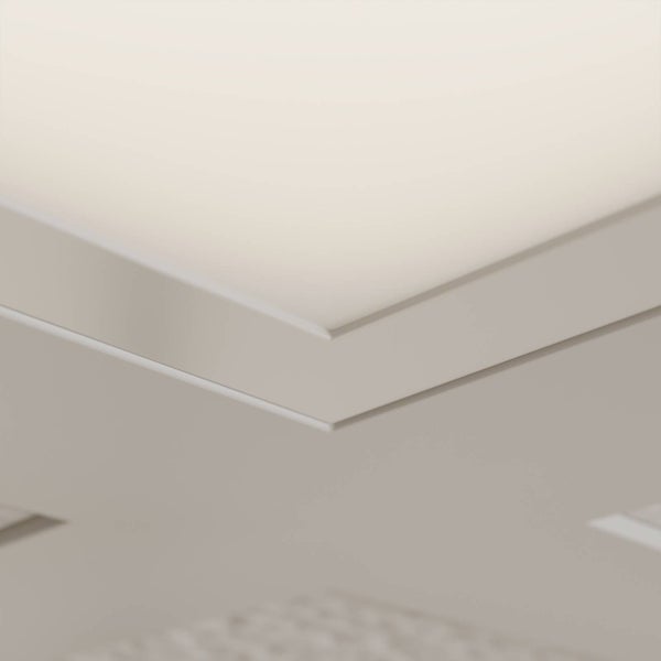 Nahaufnahme der Kante einer flachen LED-Deckenleuchte mit schlichtem Rahmen.