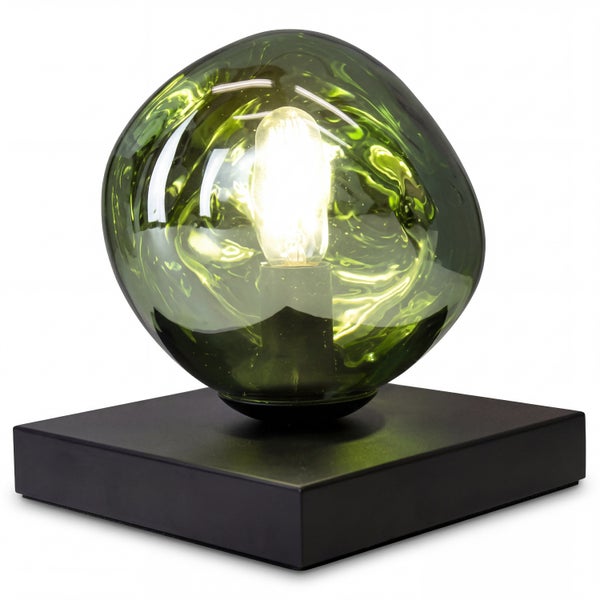 Tischleuchte mit grünem, organisch geformtem Glasschirm und schwarzem quadratischem Sockel.